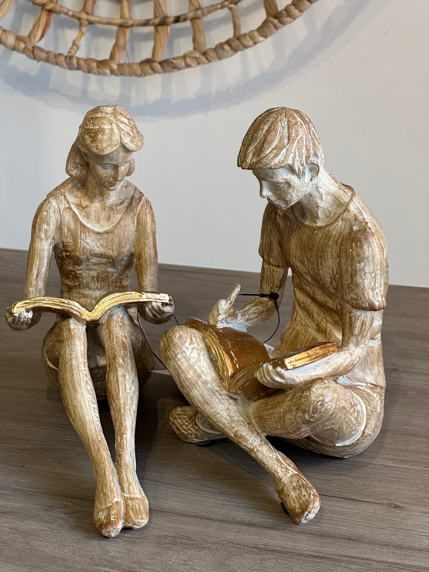 Escultura com Livro