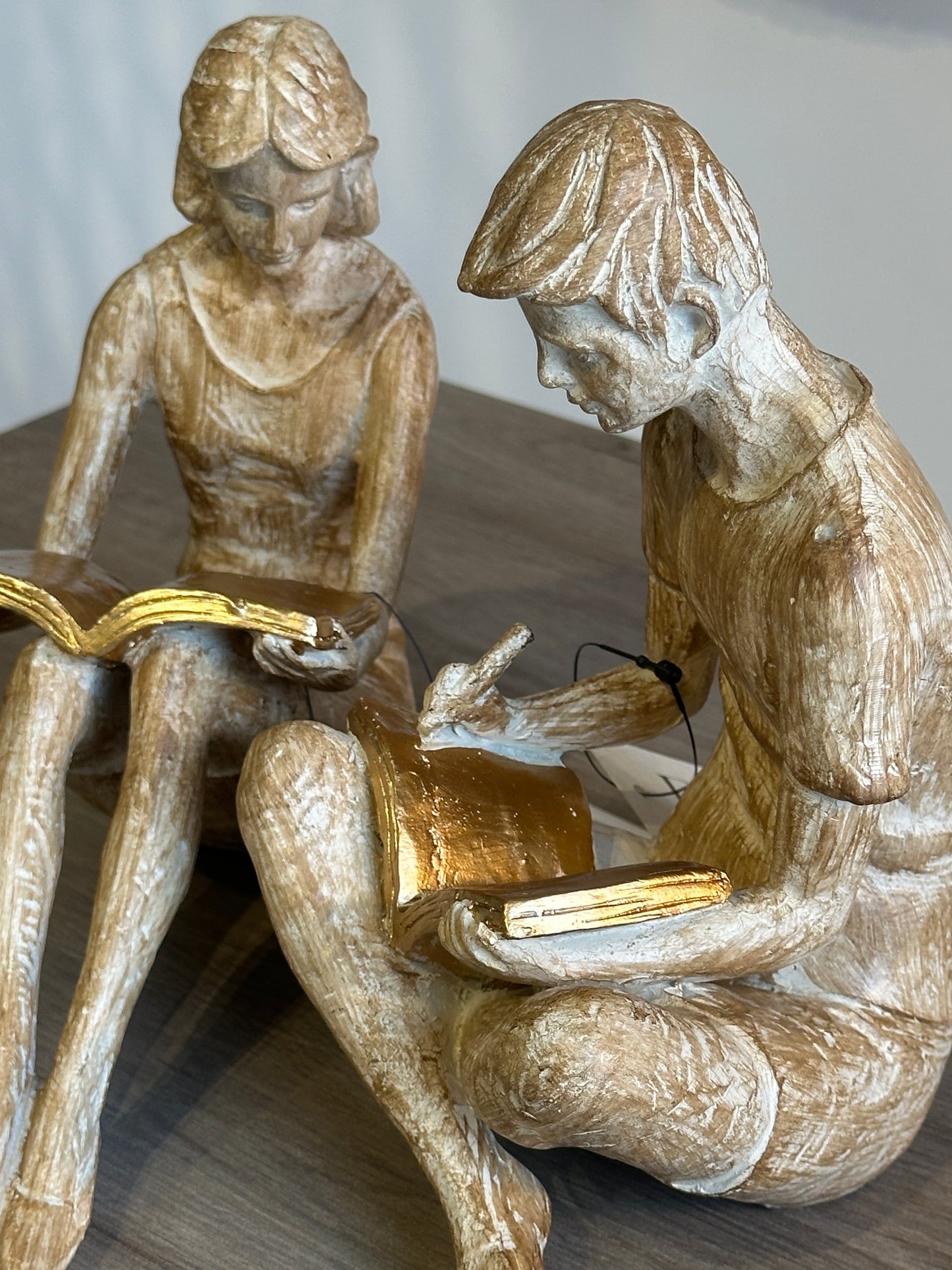 Escultura com Livro