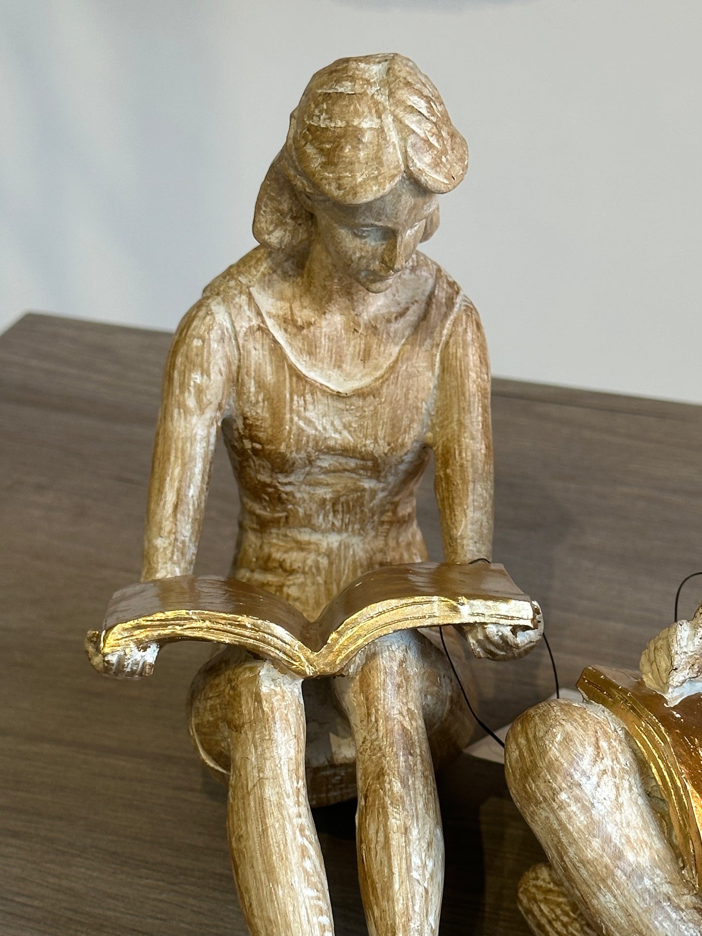 Escultura com Livro