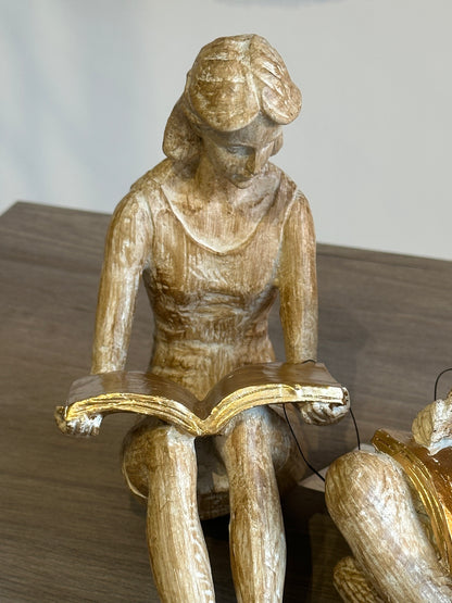 Escultura com Livro