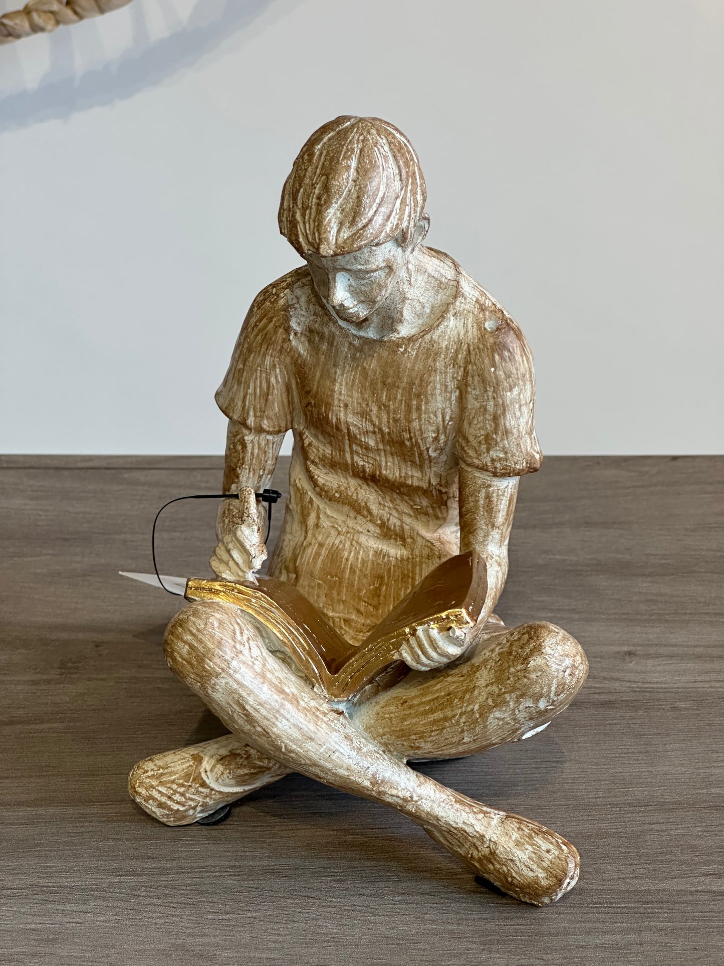Escultura com Livro
